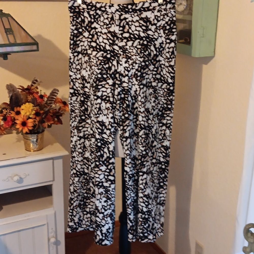 Tahari Pull On, Textured, Wide Leg Pants. Boho, Animal Print